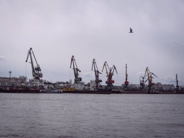 Rus kırsalındaki sanayi limanı manzarası