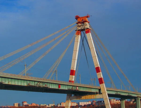 川にかかる吊り橋 — ストック写真