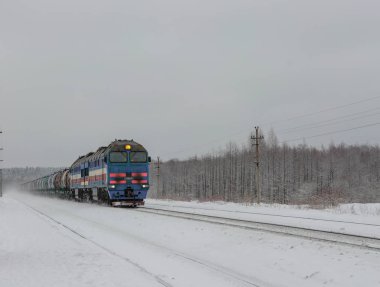Karlı kışta demiryolu manzarası