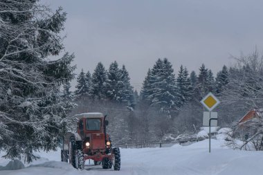 Kışın karlı manzara