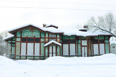Rusya 'daki eski ahşap tren istasyonu
