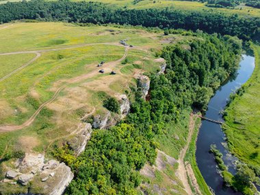İnsansız hava aracının nehir kenarı manzarası