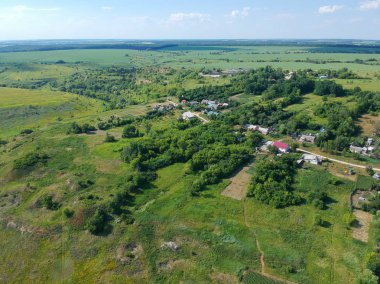 İnsansız hava aracının nehir kenarı manzarası