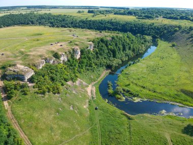 İnsansız hava aracının nehir kenarı manzarası