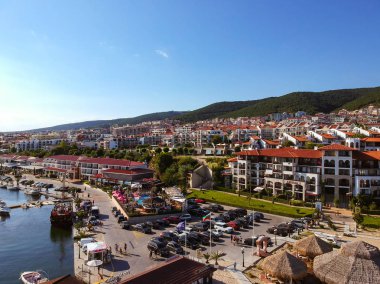Drone'dan deniz kıyısı kasabasının havadan görünümü
