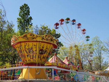 Eğlence parkında dönme dolap