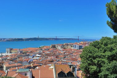 Tagus nehrinin ve köprünün üzerinden bak, Lizbon, Portekiz