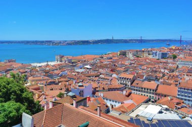 Tagus nehrinin ve köprünün üzerinden bak, Lizbon, Portekiz