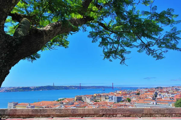 葡萄牙里斯本Tagus河和桥的景观 — 图库照片