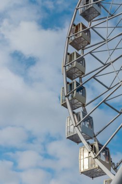 Mavi Gökyüzü bulutlu aşağıdan karşı büyük dönme dolap. Emty.