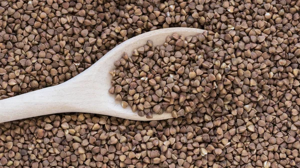 Ham karabuğday kabuğu çıkarılmış tane tahta kaşıkla