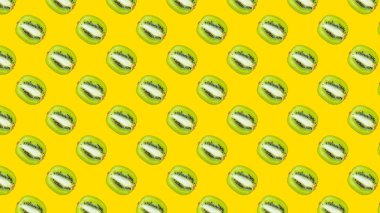 Sarı bir arka plan üzerinde yeşil kivi ile seamless modeli