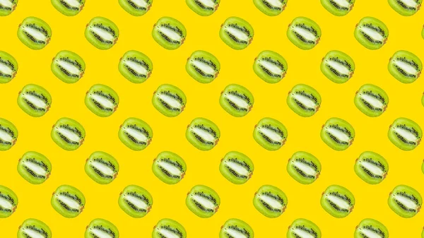 Sarı bir arka plan üzerinde yeşil kivi ile seamless modeli