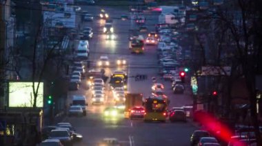 gece şehirde trafik