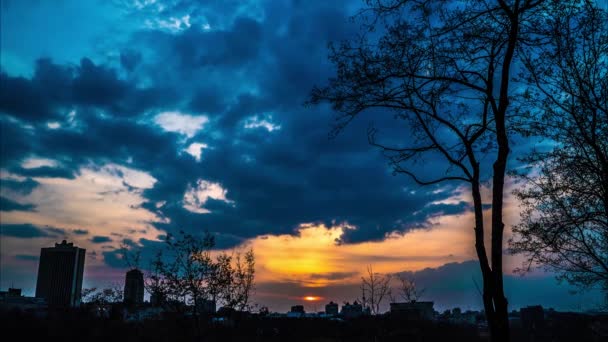Прекрасний Захід Сонця Над Вечірнім Містом — стокове відео