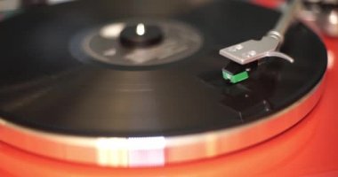 Vinil plaka üzerinde kırmızı oyuncu hızlandırılmış