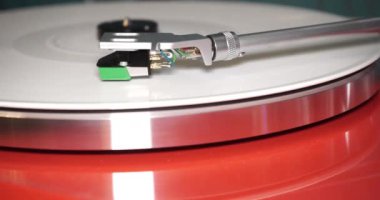 Vinil plaka üzerinde kırmızı oyuncu hızlandırılmış