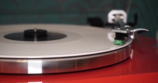 Vinyl Plaat Rode Speler Versnelde — Stockvideo