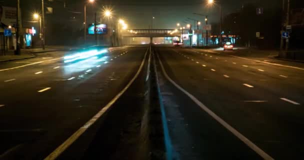 Time Lapse Night Traffic Dividing Strip — Stock Video