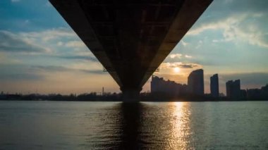 4 k hızlandırılmış günbatımı köprü Nehri