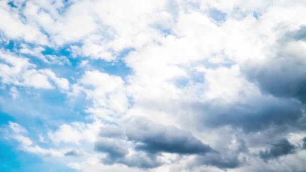Time Lapse Nubes Blancas Corriendo Contra Cielo Azul — Vídeos de Stock