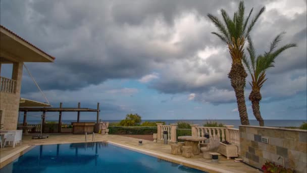 Zeitraffer Pool Mit Blick Auf Die Palmen Und Das Meer — Stockvideo