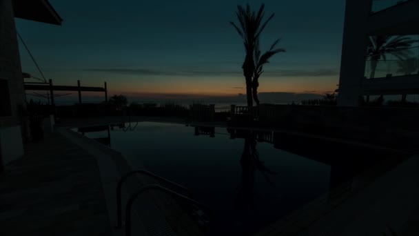 Time Lapse Sunrise Zwembad Met Uitzicht Palmbomen Zee — Stockvideo