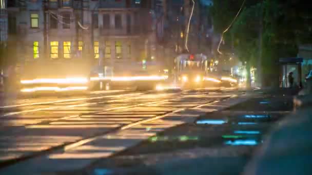 延时电车在夜间城市交通 — 图库视频影像