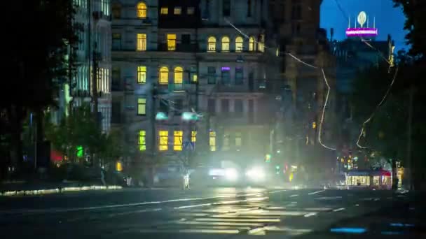 Timπαρς Τραμ Στη Νυχτερινή Κυκλοφορία Της Πόλης — Αρχείο Βίντεο