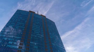 Şehir trafiğinin ortasında cam gökdelen