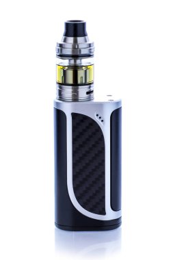 Beyaz arka plan üzerinde izole sarı sıvı ile siyah vaping aygıt. Vape, elektronik sigara izole