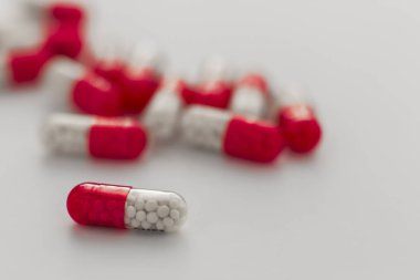 Hap ve kapsül izole beyaz zemin üzerine yığınları. Seçici odak