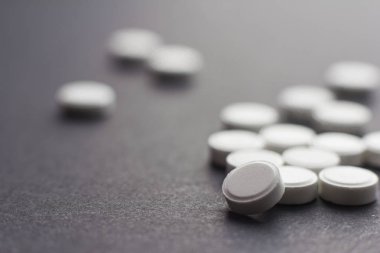 koyu arka plan üzerinde renkli hapları
