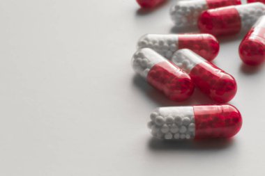 Hap ve kapsül izole beyaz zemin üzerine yığınları. Seçici odak