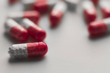 Hap ve kapsül izole beyaz zemin üzerine yığınları. Seçici odak