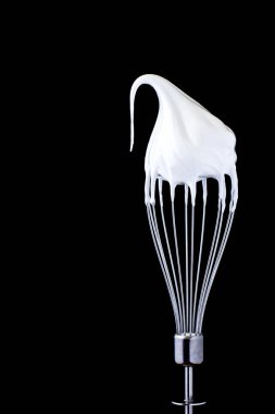 Metal çırpma teli ile siyah arka plan üzerine çırpılmış yumurta akı