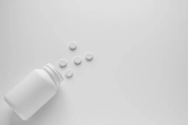 Comprimidos Comprimidos Cápsulas Medicamentos Variados Frasco Sobre Fundo Branco Espaço — Fotografia de Stock
