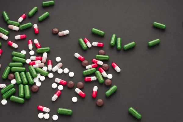 Pílulas Coloridas Sobre Fundo Escuro — Fotografia de Stock