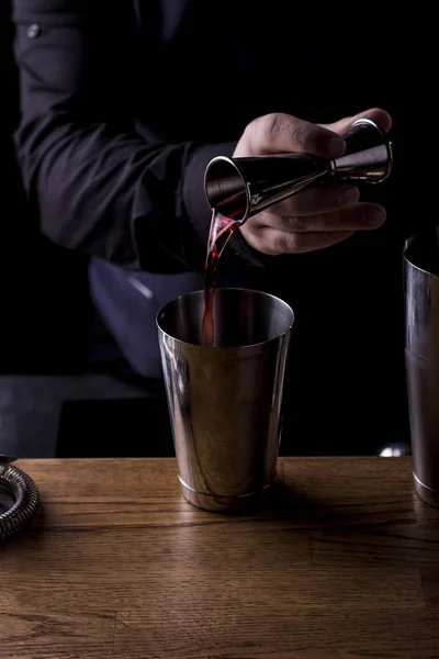 Bartender Making Refreshing Coctail Bar Background Dark Moody Style Ice — Stock Photo, Image