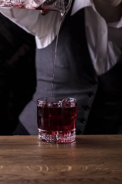 Bartender Gör Uppfriskande Coctail Bar Bakgrund Mörka Lynnig Stil Glaset — Stockfoto