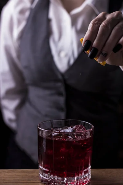 Bartender Gör Uppfriskande Coctail Bar Bakgrund Mörka Lynnig Stil Glaset — Stockfoto