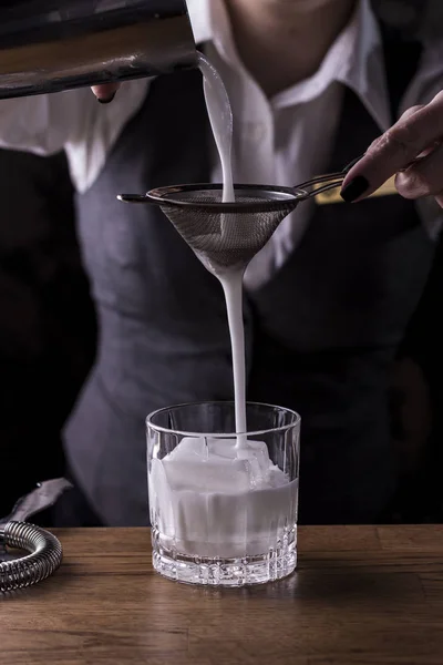 Bartender Gör Uppfriskande Coctail Bar Bakgrund Mörka Lynnig Stil Glaset — Stockfoto