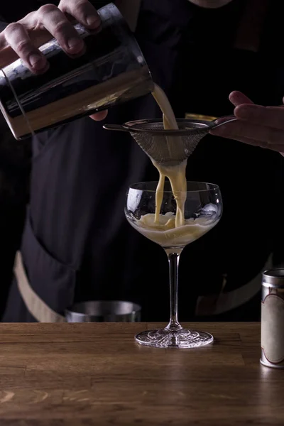 Cantinero Haciendo Cóctel Refrescante Sobre Fondo Bar Estilo Oscuro Malhumorado — Foto de Stock