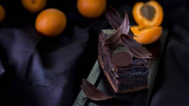 Siyah arka plan üzerine kayısı ile ev yapımı sağlıklı gluten ücretsiz sacher kek
