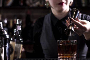 Barmen bir bar ferahlatıcı kokteyl yapmak arka plan. Karanlık moody tarzı. Bu cam buz