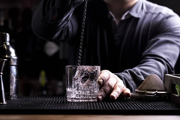 Bartender Gör Uppfriskande Coctail Bar Bakgrund Mörka Lynnig Stil Tha — Stockfoto