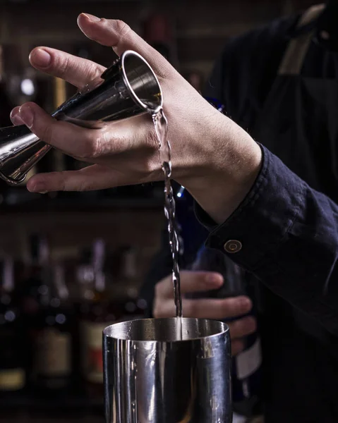 Cantinero Haciendo Cóctel Refrescante Sobre Fondo Bar Estilo Oscuro Malhumorado — Foto de Stock