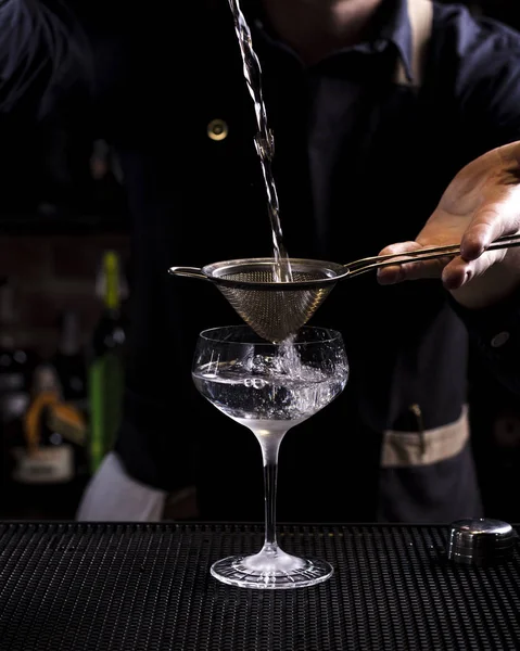 Cantinero Haciendo Cóctel Refrescante Sobre Fondo Bar Estilo Oscuro Malhumorado — Foto de Stock