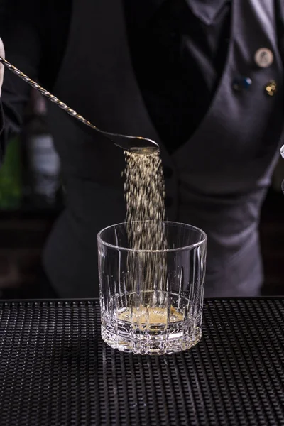 Cantinero Haciendo Cóctel Refrescante Sobre Fondo Bar Estilo Oscuro Malhumorado — Foto de Stock