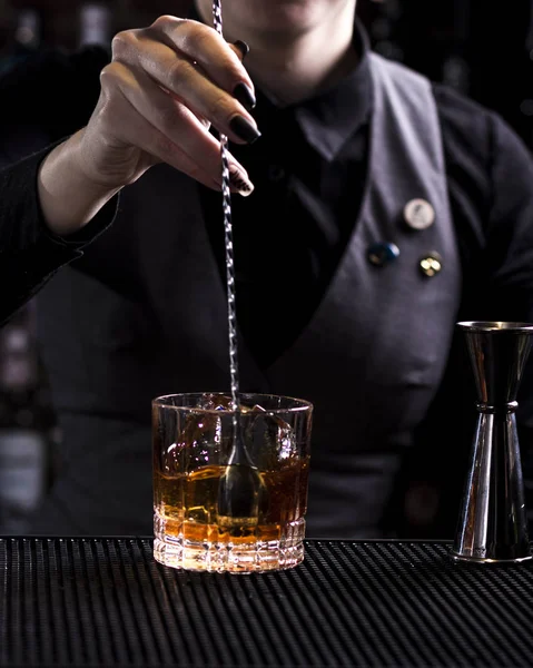 Barman Takže Osvěžující Koktejl Baru Pozadí Tmavý Styl Náladový Led — Stock fotografie